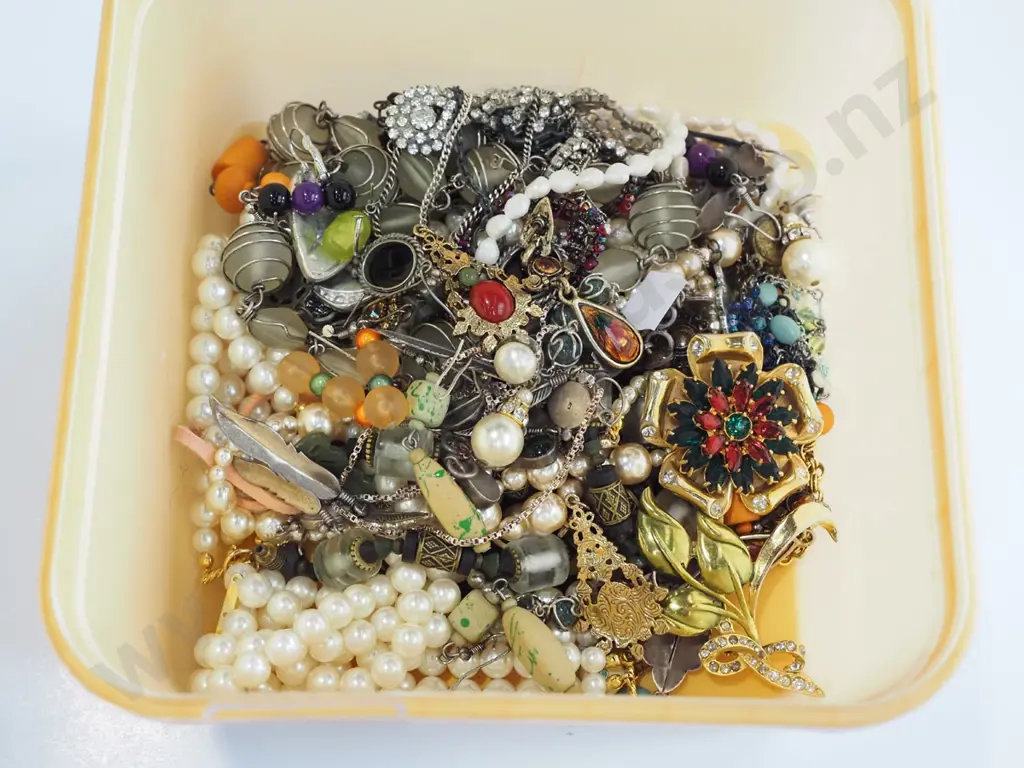 container of costume jewellery Image 1++