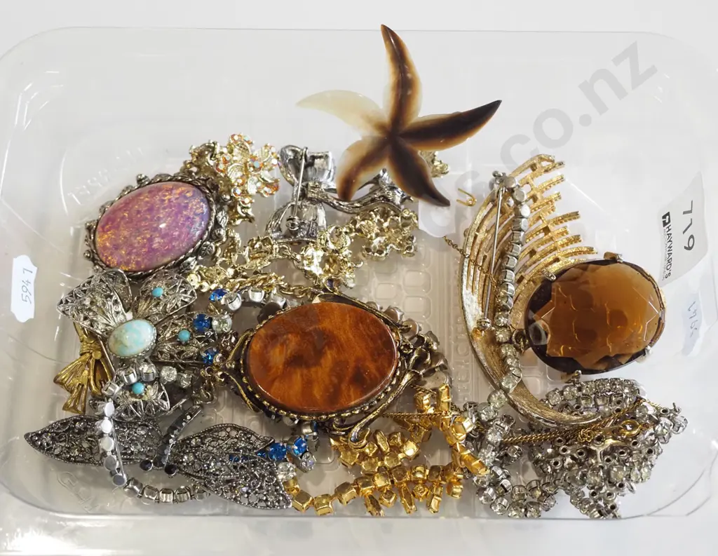 tray of costume jewellery Image 1++