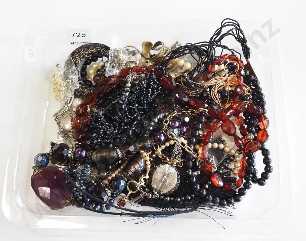 tray of costume jewellery Image 1++