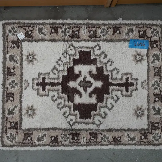 small hand tufted floor mat L-720 W-550