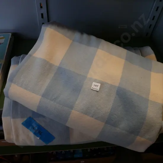 2x blue and white blankets