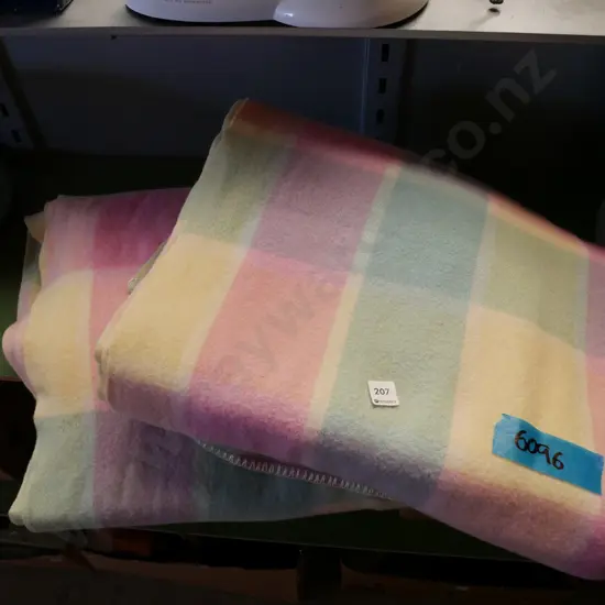 2x checked woollen blankets