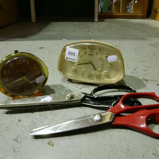 2x mantle clocks, 2x camping chairs