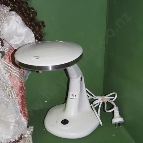 adjustable illuminated table top magnifying glass