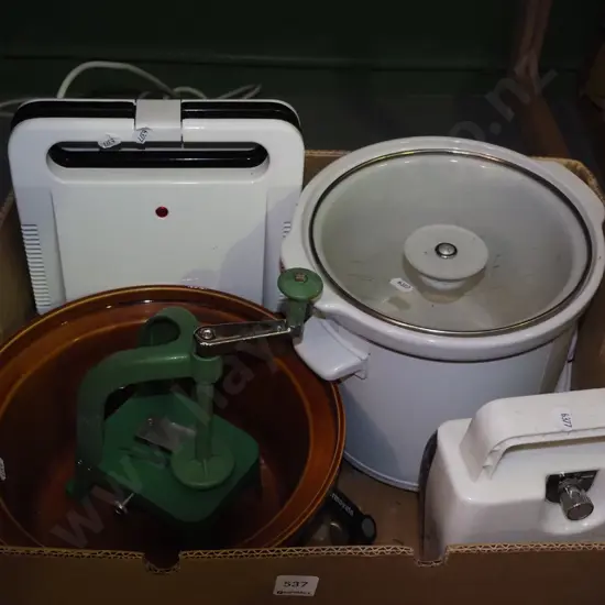 box; small slow cooker, toastie pie machine etc