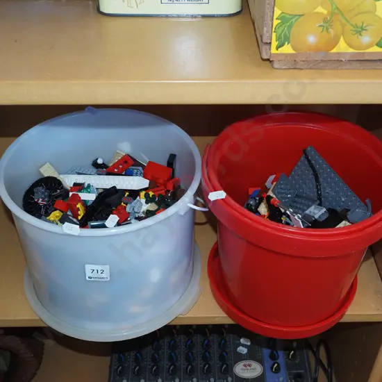 2x tubs of Lego