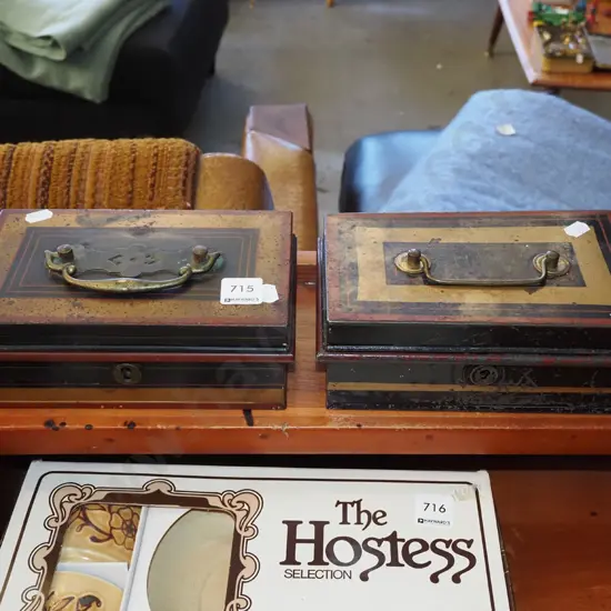 2x cash boxes