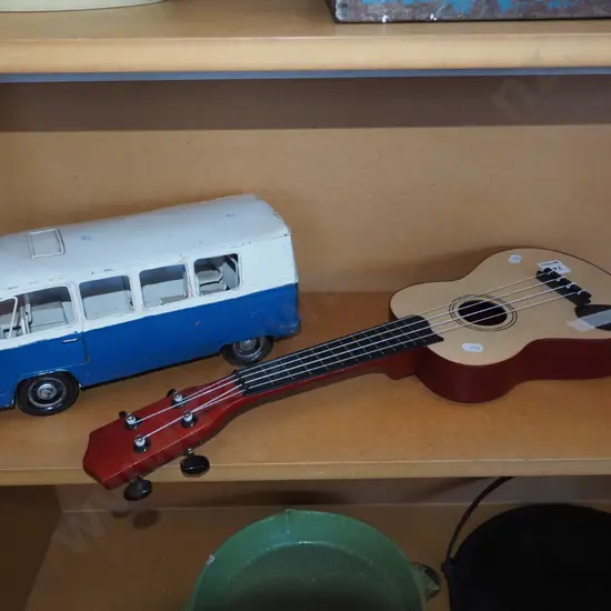 model tin kombi van, ukelele
