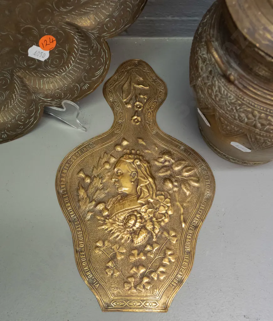 brass plaque (from bellows?) with Queen Victoria profile and 2 pieces of Indian brass ware with etched decoration - Image 1++