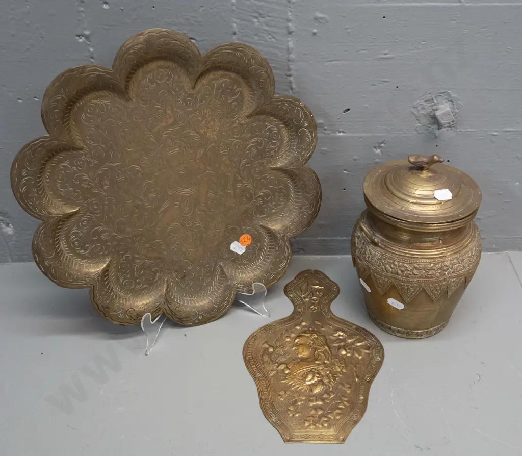 brass plaque (from bellows?) with Queen Victoria profile and 2 pieces of Indian brass ware with etched decoration - Image 1++