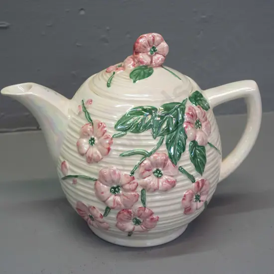 Maling cream and pink lustre teapot with applied blossom decoration H-170 L-200