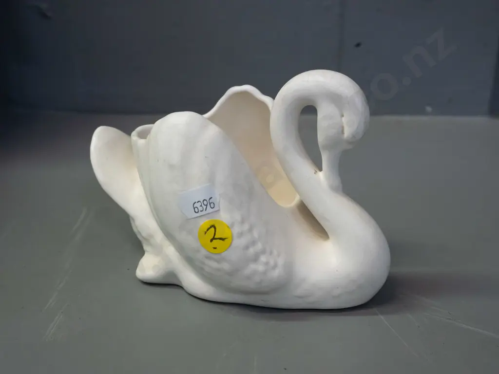 small Crown Lynn swan, marked Crown Lynn, number 164. - staining, extensive crazing H-100 L-150 Image 1++