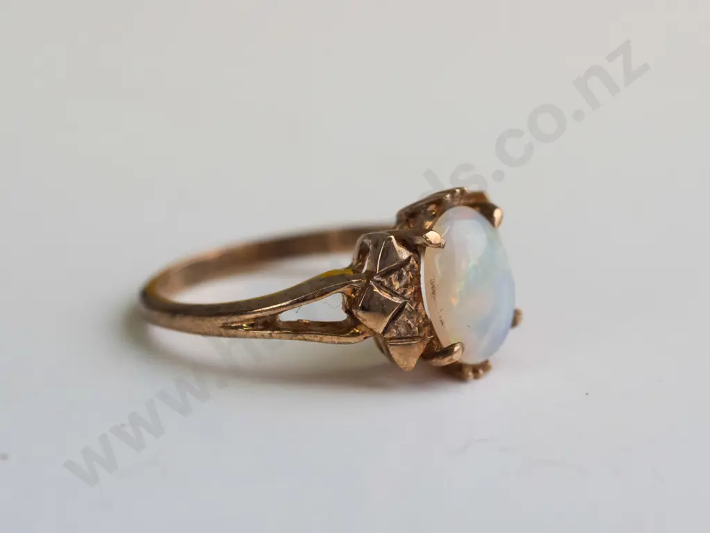 9ct opal ring 2.6gms Image 1++