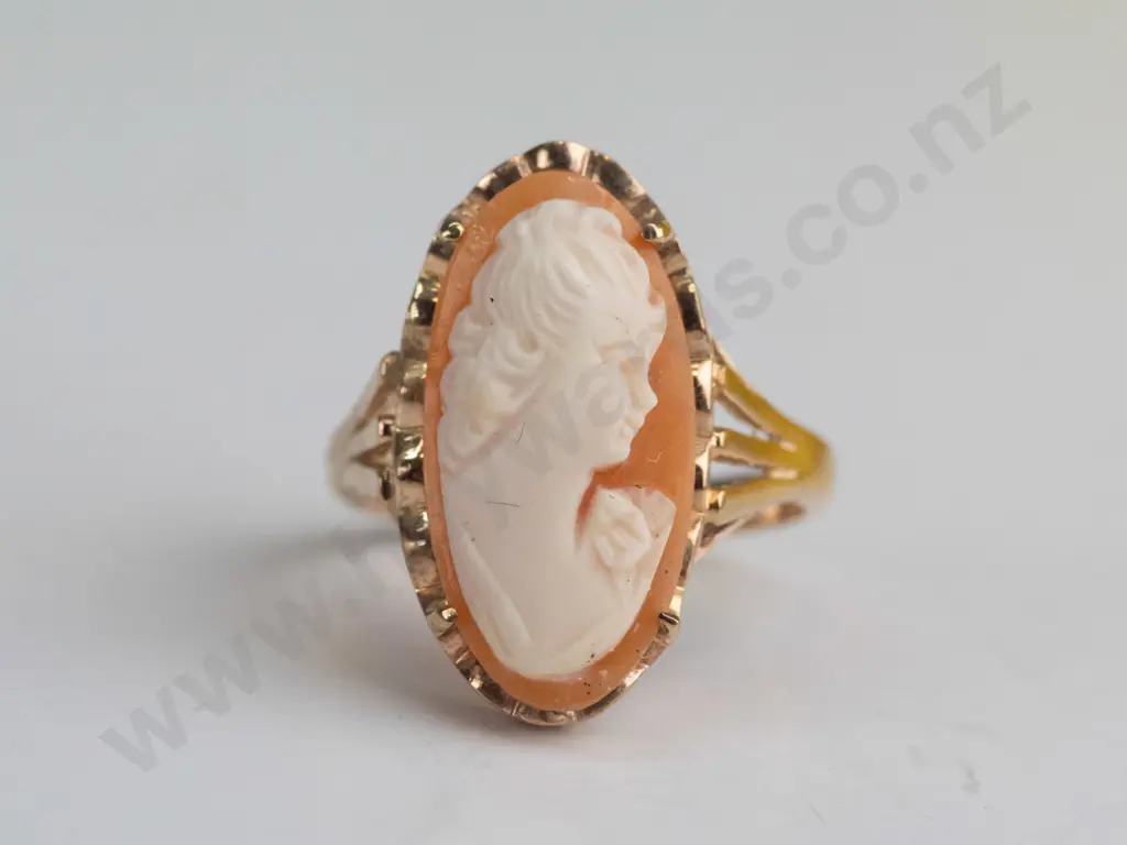 9ct gold cameo ring 3.6gms Image 1++