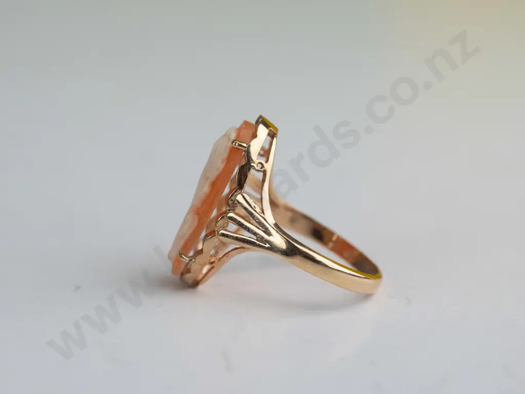 9ct gold cameo ring 3.6gms Image 1++