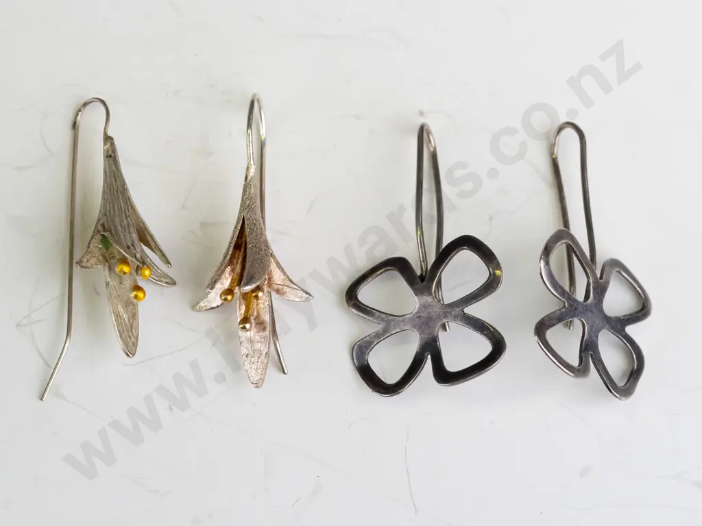 2 pairs of silver earrings Image 1++