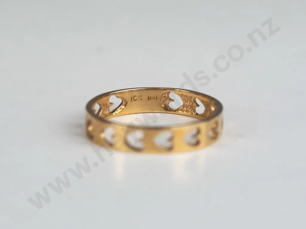 10kt gold band ring with pierced hearts 1.4gm Image 1++