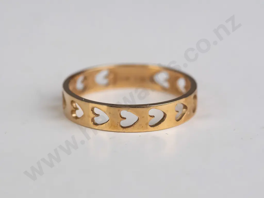 10kt gold band ring with pierced hearts 1.4gm Image 1++