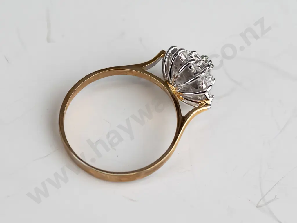 9ct cubic zironia 3 tier cluster ring 3.0gms Image 1++