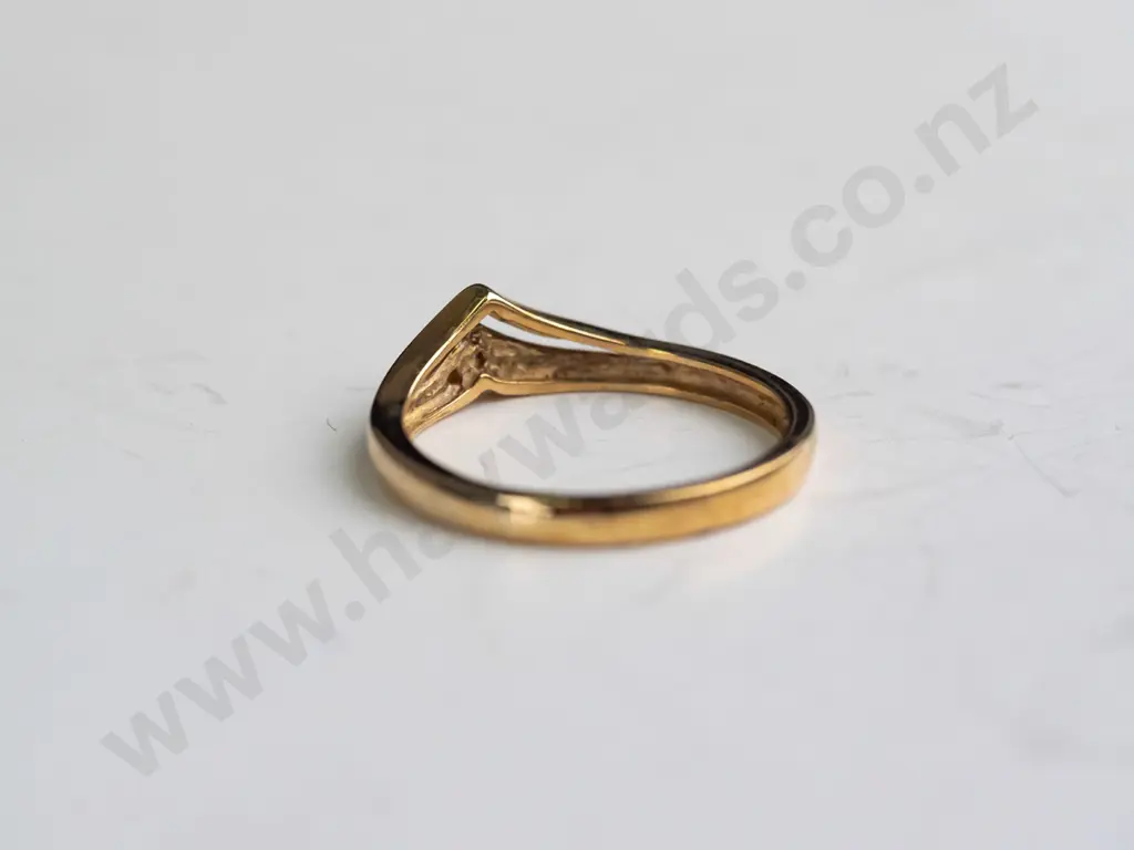 9ct V diamond ring 1.7gms Image 1++