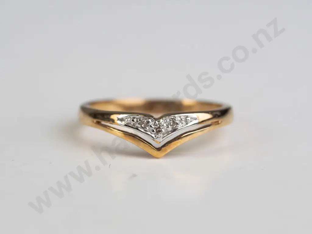 9ct V diamond ring 1.7gms Image 1++