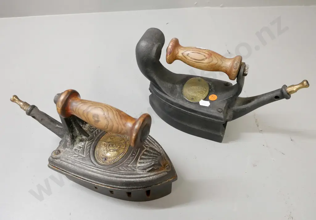 2x vintage cast iron coal irons w/ turned wooden handles. Beetall Manufacturing Co. Larger H-160 W-270 Image 1++