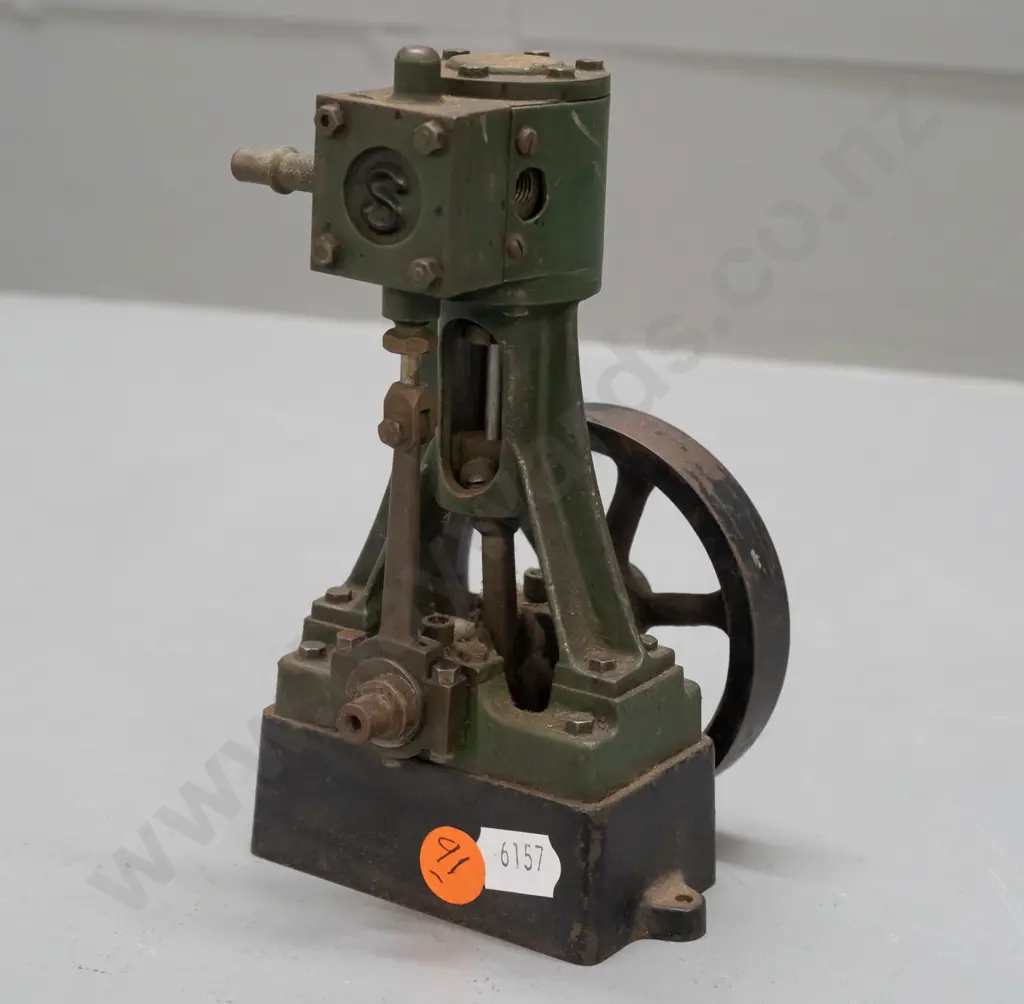(Stuart?) vertical stationary model steam engine - some corrosion and paint wear. H-150 W-95 D-85 Image 1++