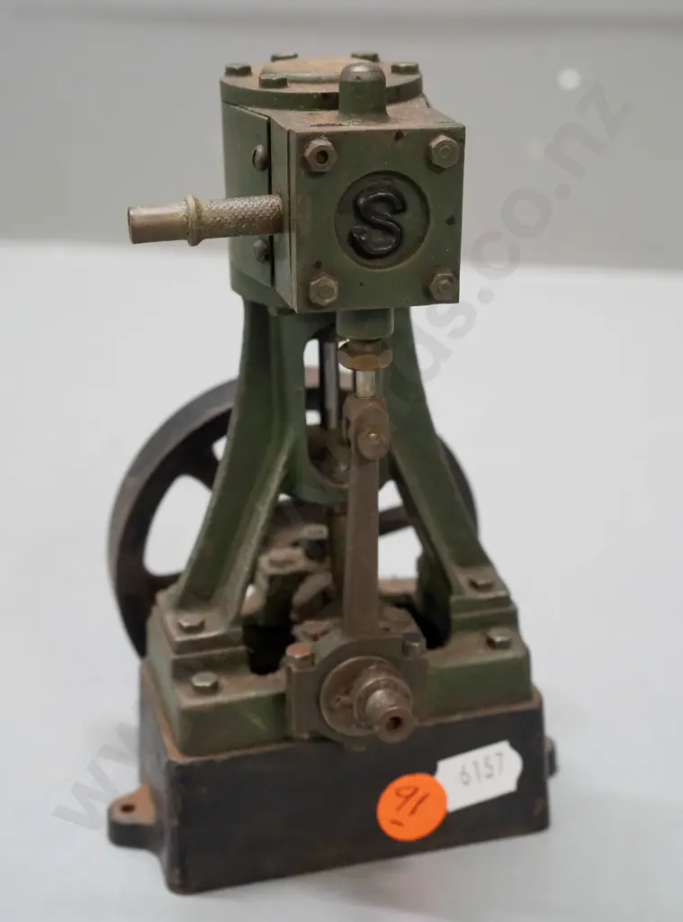(Stuart?) vertical stationary model steam engine - some corrosion and paint wear. H-150 W-95 D-85 Image 1++