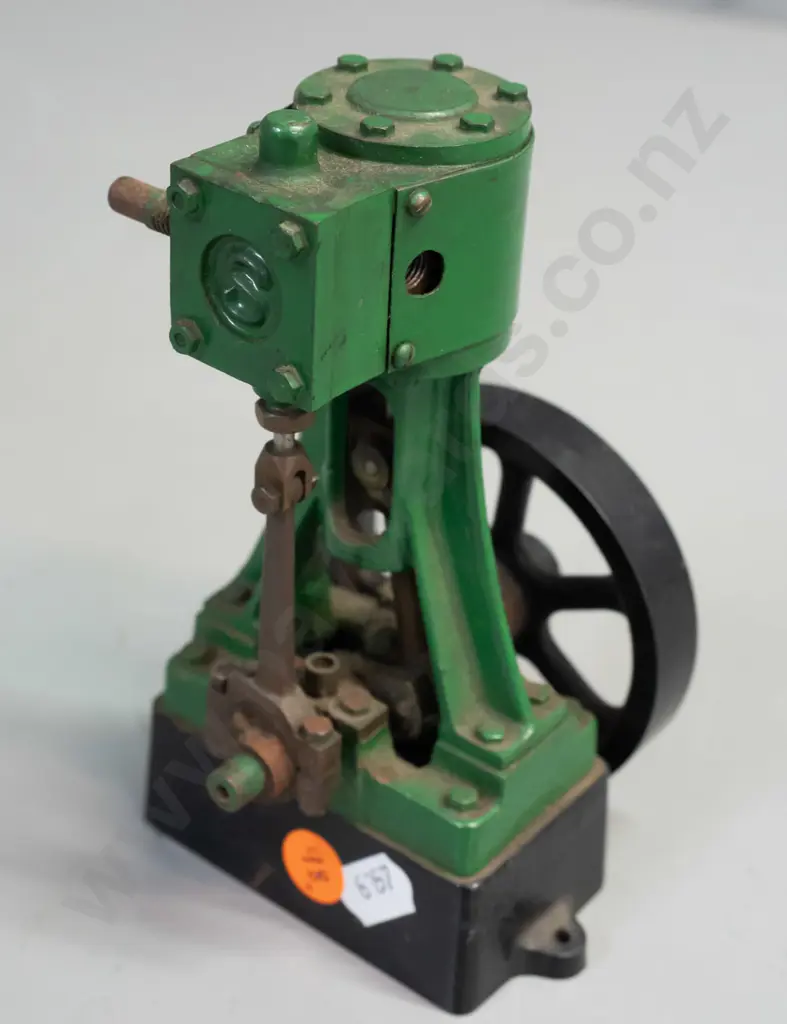 (Stuart?) vertical stationary model steam engine - some corrosion and paint wear. H-150 W-95 D-85 Image 1++