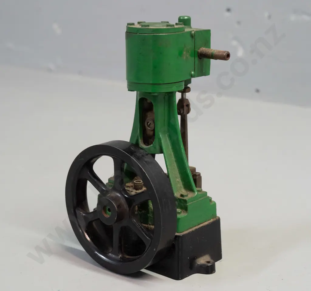 (Stuart?) vertical stationary model steam engine - some corrosion and paint wear. H-150 W-95 D-85 Image 1++