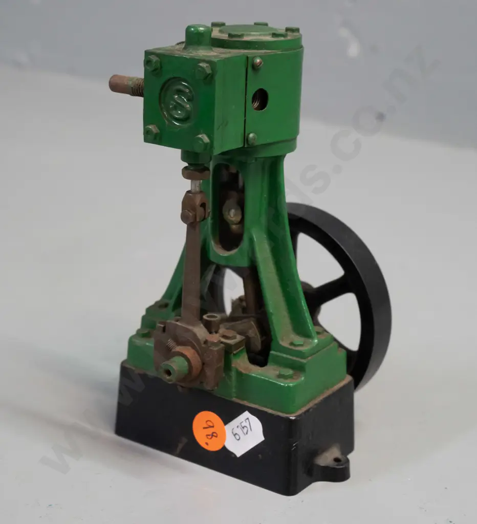 (Stuart?) vertical stationary model steam engine - some corrosion and paint wear. H-150 W-95 D-85 Image 1++