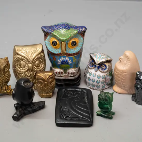 10 small owl figurines - 2 cloisonne, 3 brass, carved malachite, composite Capella Dartington, Irish Turf Craft, etc.