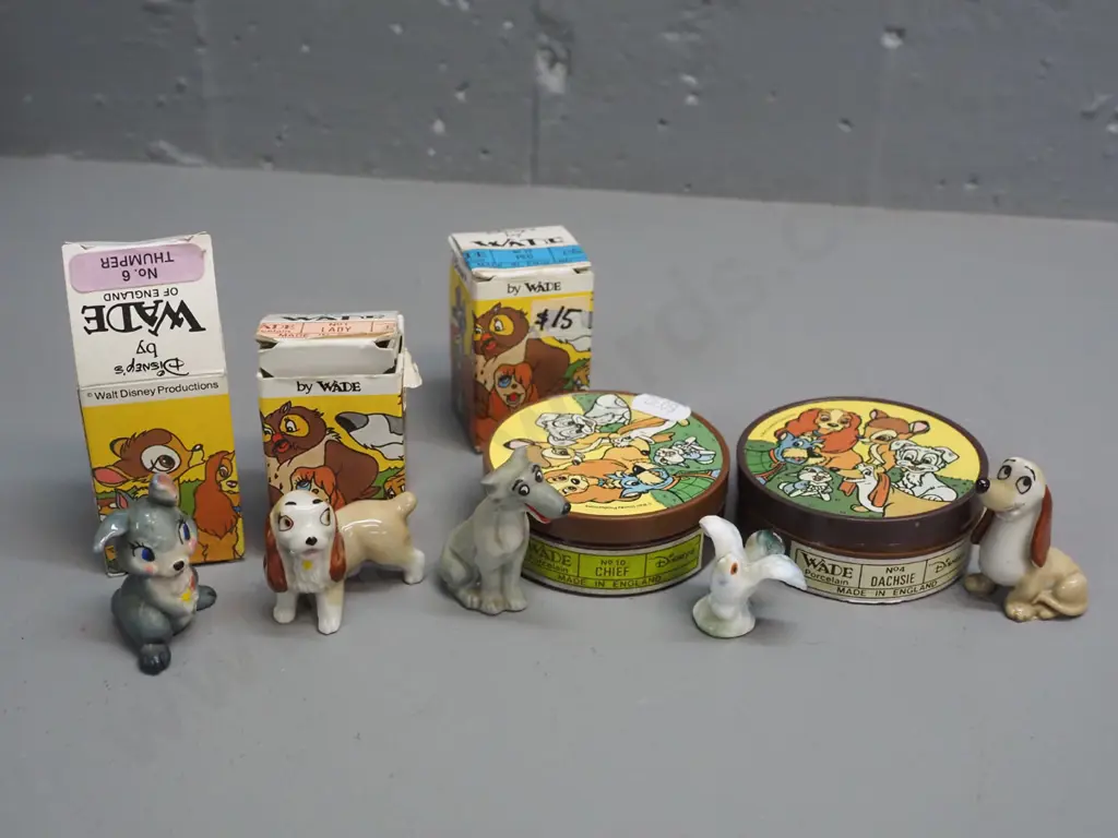 4 retro Wade Disney Lady & The Tramp figures, 2 in round plastic containers, 2 in boxes, plus a small bird and empty Image 1++