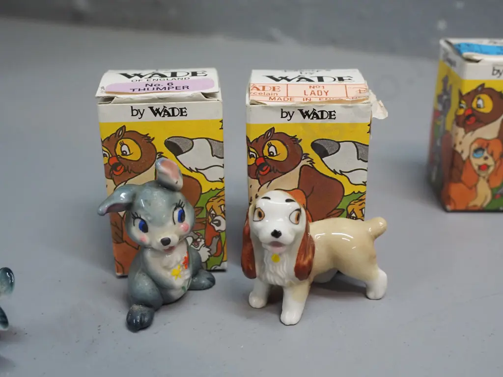 4 retro Wade Disney Lady & The Tramp figures, 2 in round plastic containers, 2 in boxes, plus a small bird and empty Image 1++