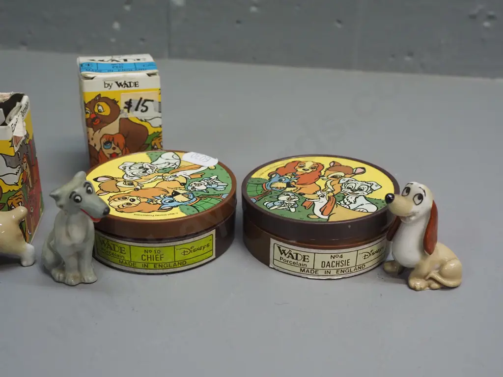 4 retro Wade Disney Lady & The Tramp figures, 2 in round plastic containers, 2 in boxes, plus a small bird and empty Image 1++