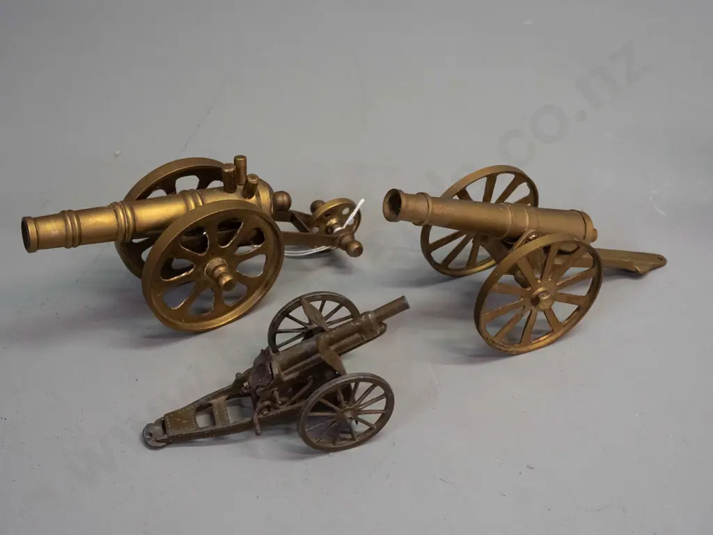 3 metal model cannons - 2 brass and a small cast metal Britains England. Largest is H-85 L-180 Image 1++