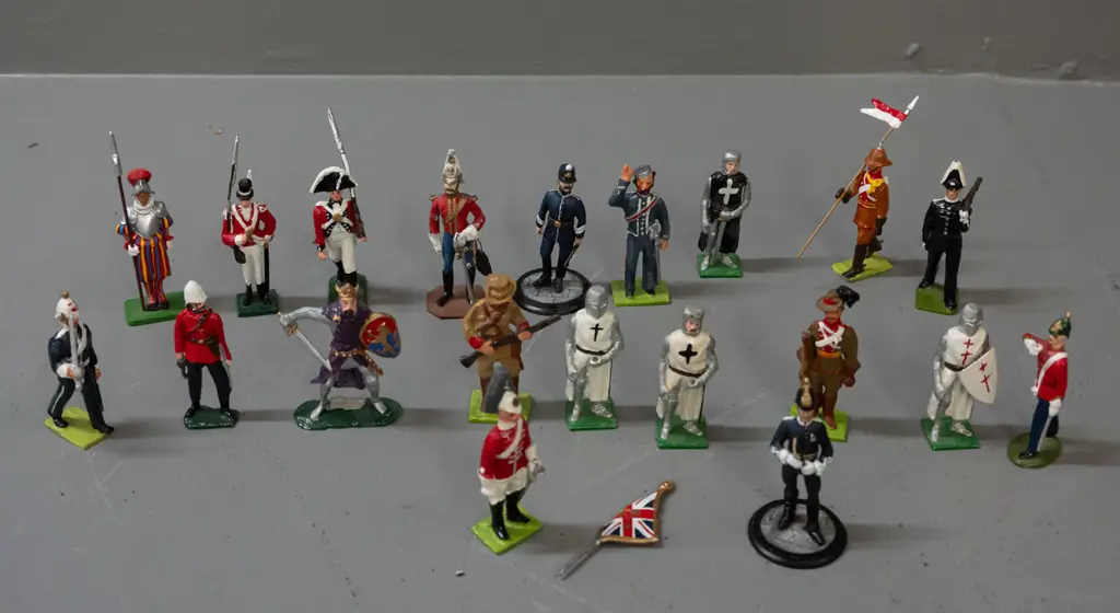 20 small painted cast metal soldier figures, various eras - some with minor paint chipping - average H-65 Image 1++