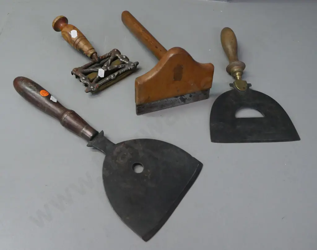 4x vintage hand tools: 1x veneer hammer, 2x scrapers/choppers, 1x horse grooming comb Image 1++