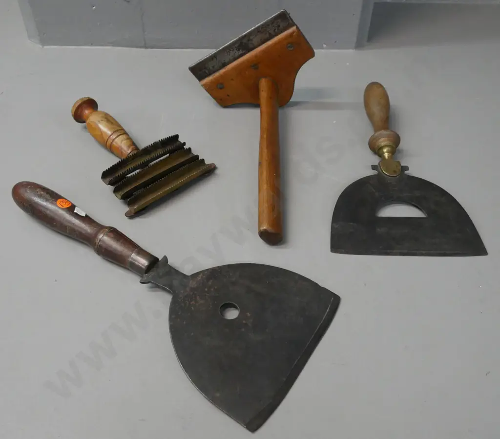 4x vintage hand tools: 1x veneer hammer, 2x scrapers/choppers, 1x horse grooming comb Image 1++