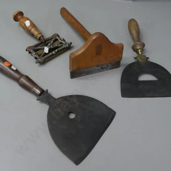 4x vintage hand tools: 1x veneer hammer, 2x scrapers/choppers, 1x horse grooming comb
