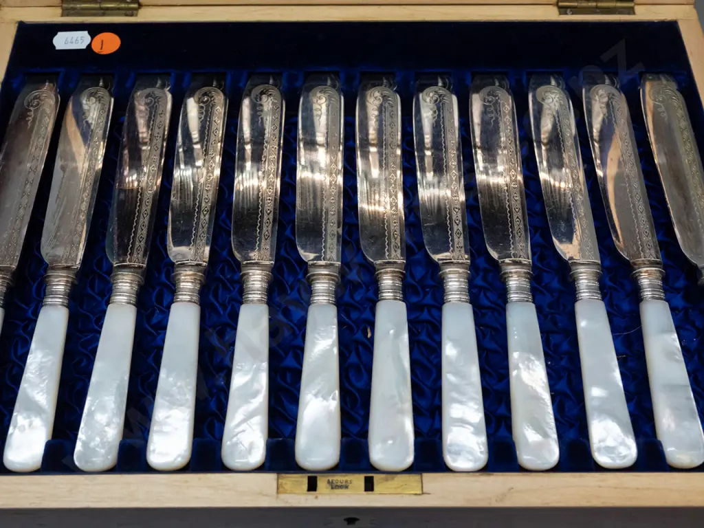 walnut cased set of 12 fish knives and forks with mother of pearl handles - engraved blades marked L&W with anchor - Image 1++