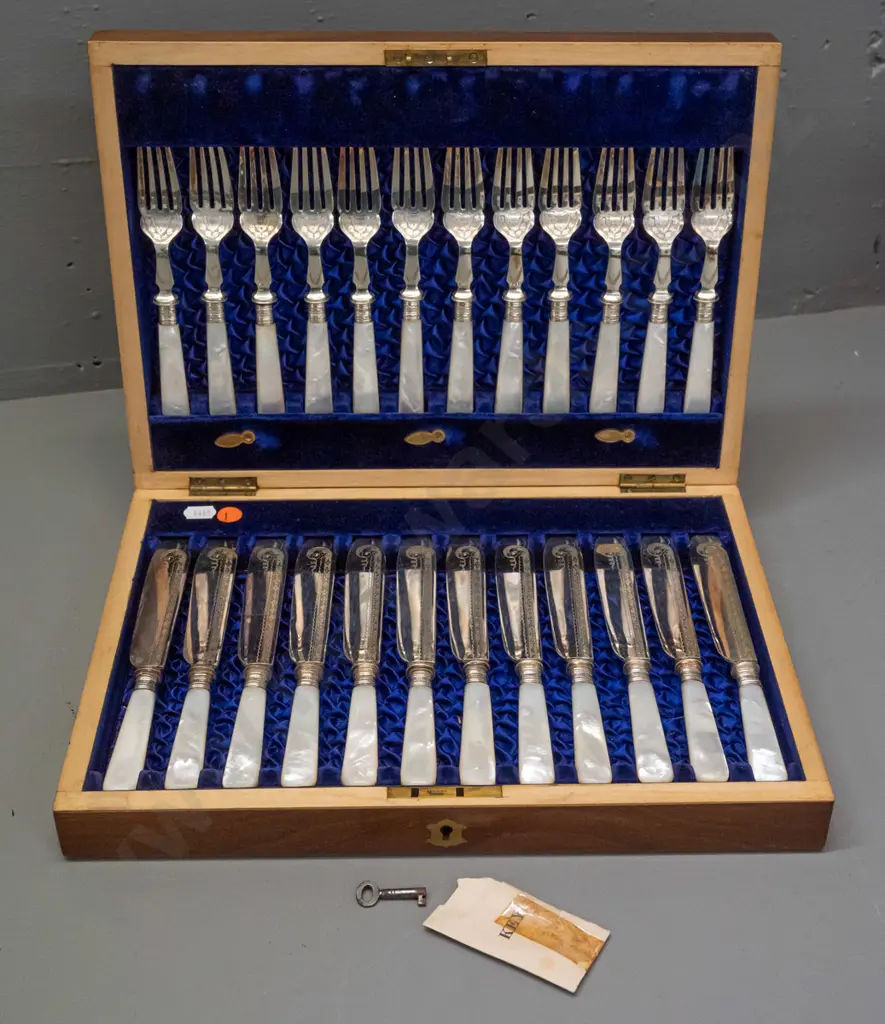 walnut cased set of 12 fish knives and forks with mother of pearl handles - engraved blades marked L&W with anchor - Image 1++