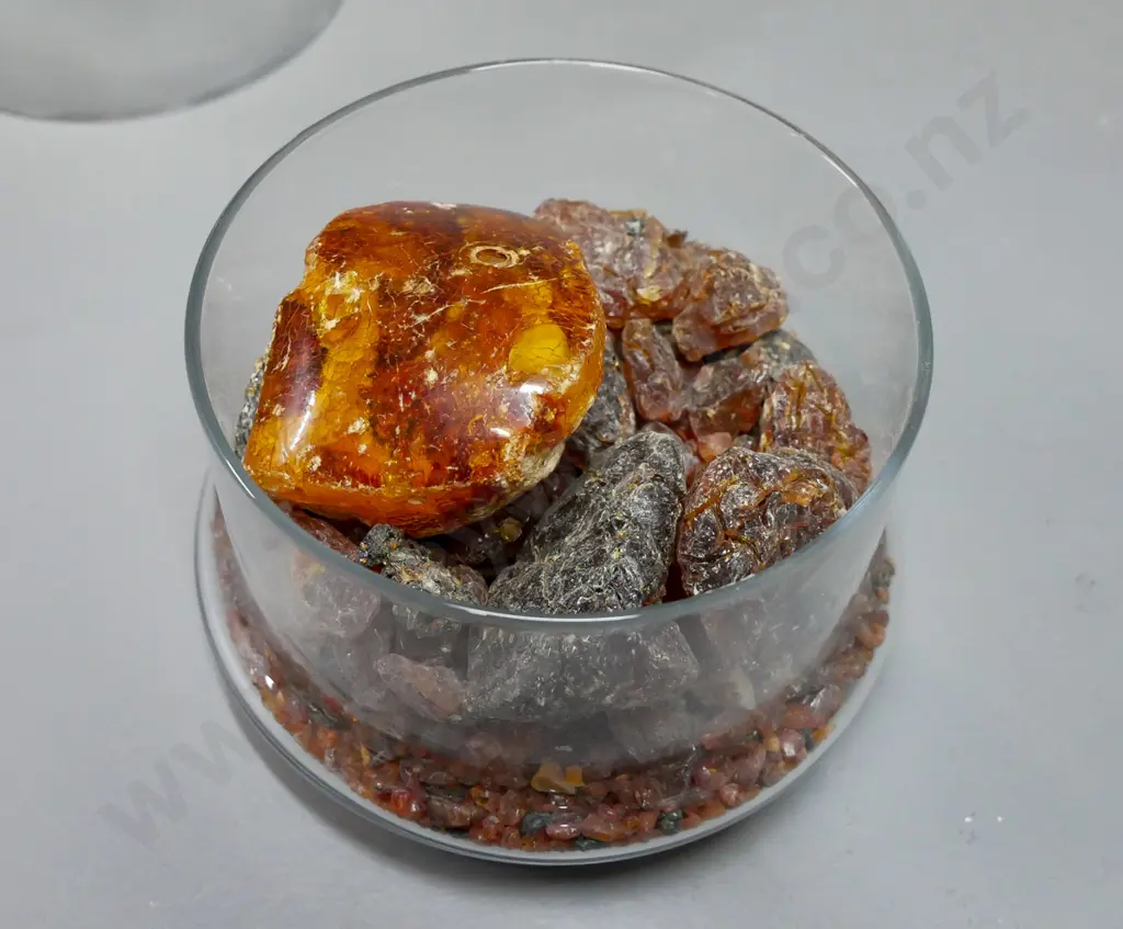 Glass domed canister with various sized pieces of Kauri gum, H-140mm Image 1++