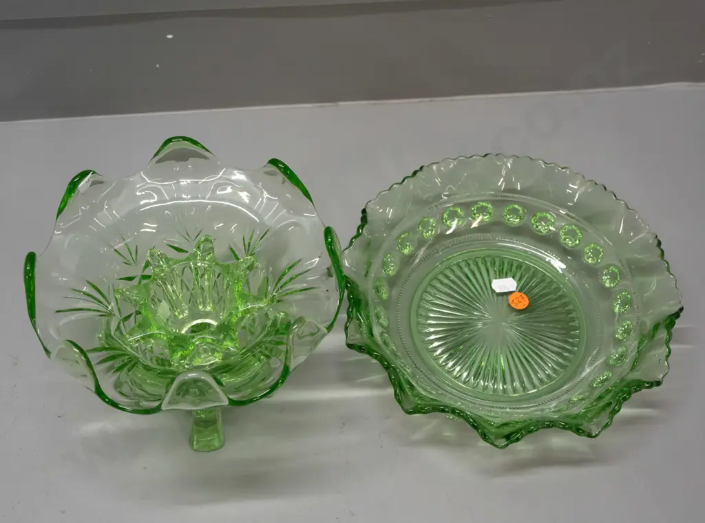 2 vintage green moulded glass items - fluted rim bowl and footed vase with frog / flower holder H-160 D-180 Image 1++
