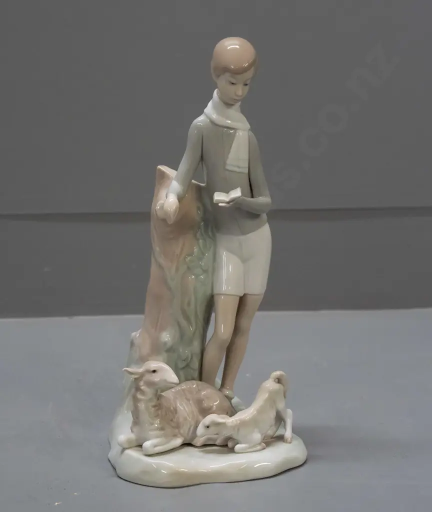 Lladro figurine - boy reading book with 2 sheep H-275 Image 1++