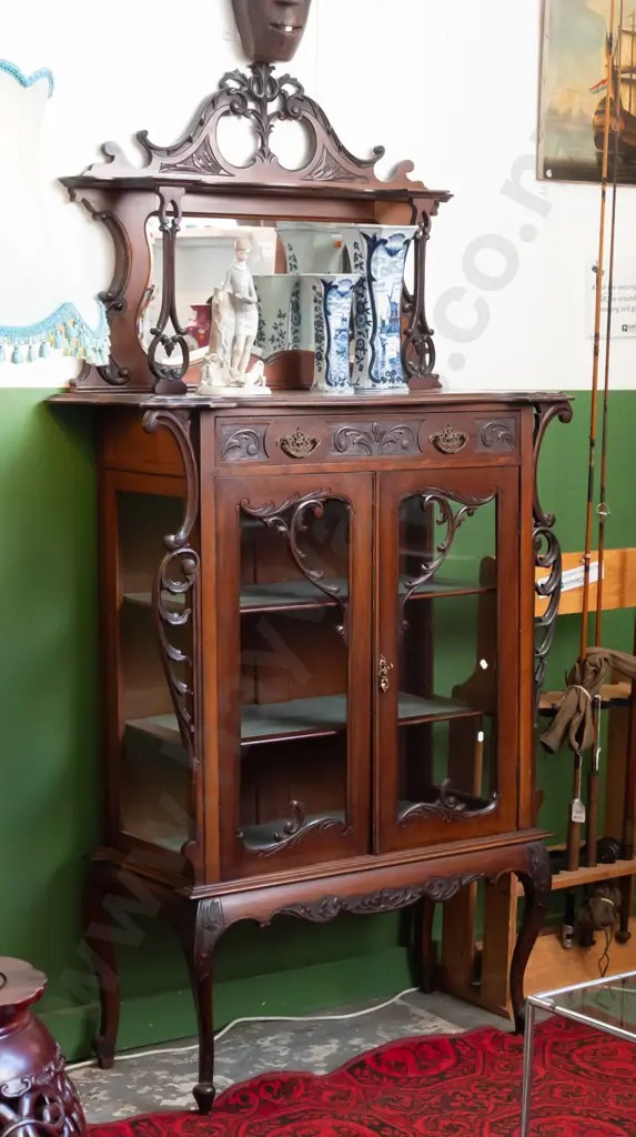 art Nouveau walnut parlour display case, pierced and carved pediment above shaped bevel edged mirror, Image 1++