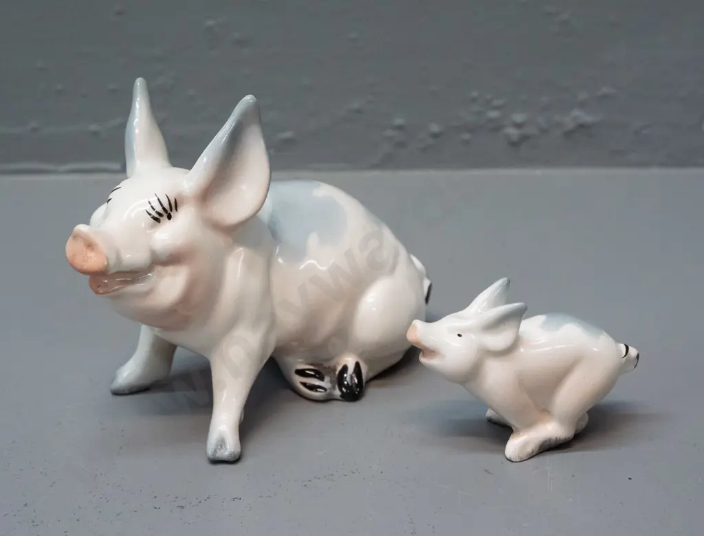 Beswick sow and piglet figurines - hairline crack around piglet's hindquarters. Larger is H-95 L-125 Image 1++
