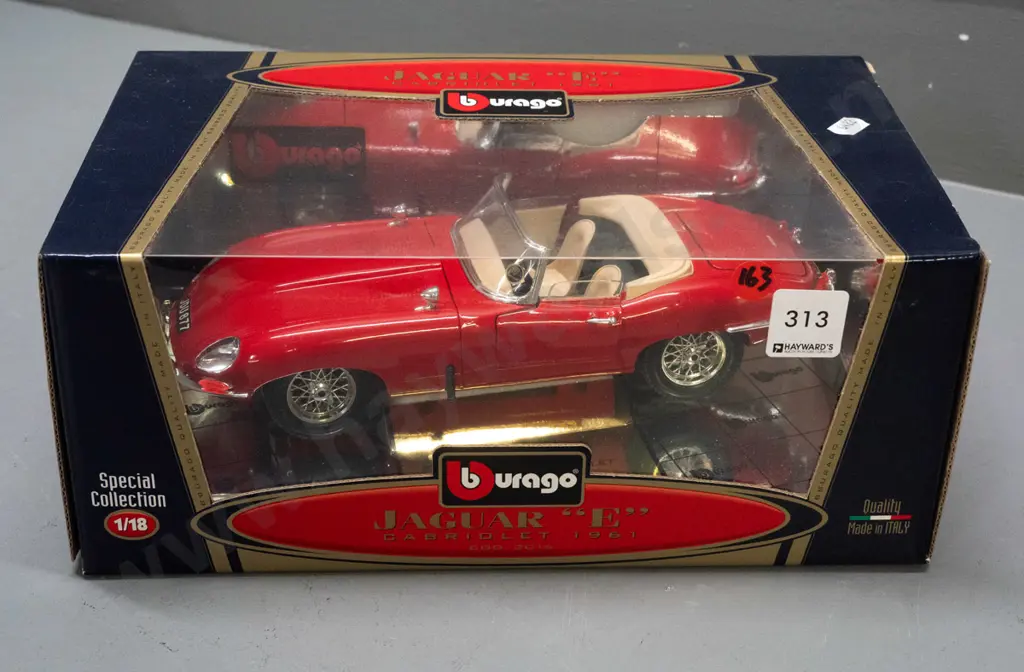 Maisto 1:18 scale die-cast model Jaguar in original box - 1961 Jaguar E Image 1++