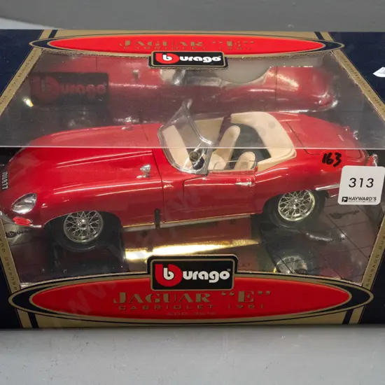 Maisto 1:18 scale die-cast model Jaguar in original box - 1961 Jaguar E