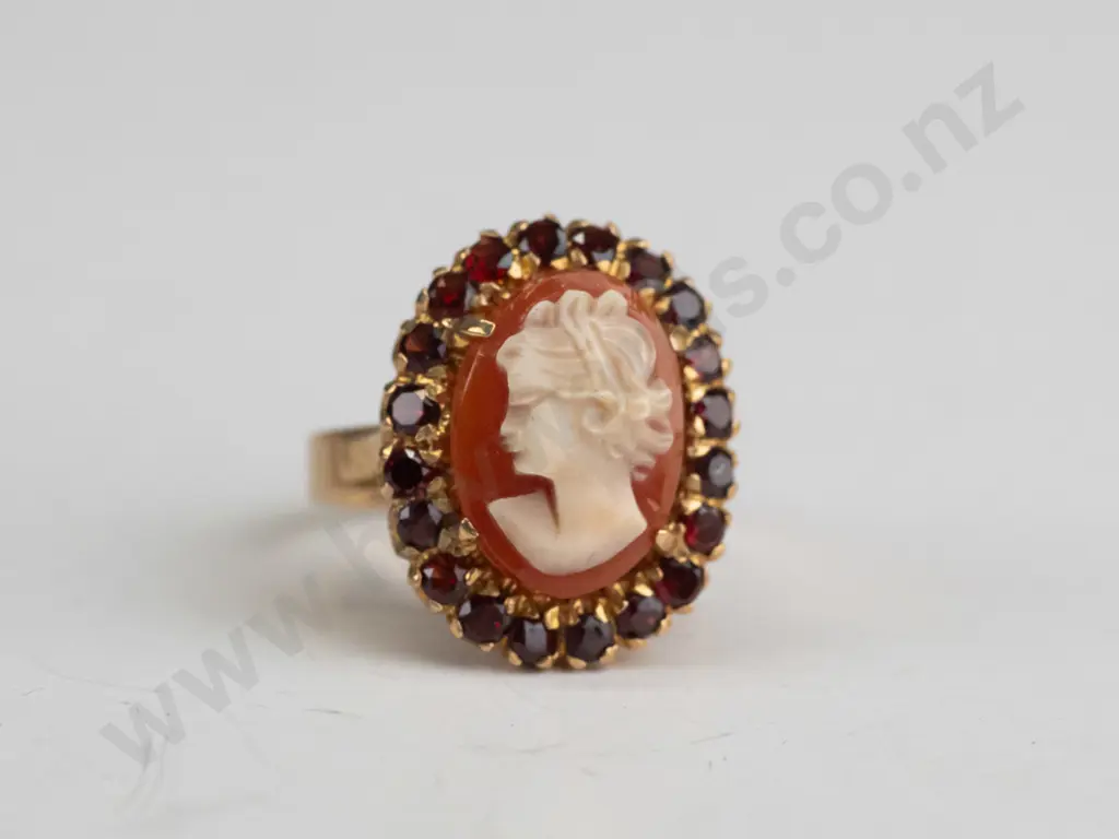 9ct cameo & garnet ring 4.5gms Image 1++